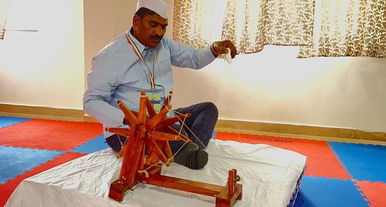 వికారాబాద్‌లో డీసీసీ అధ్యక్షుల సమావేశంలో చరకాను తిప్పి నూలు వడికిన బీర్ల అయిలయ్య 