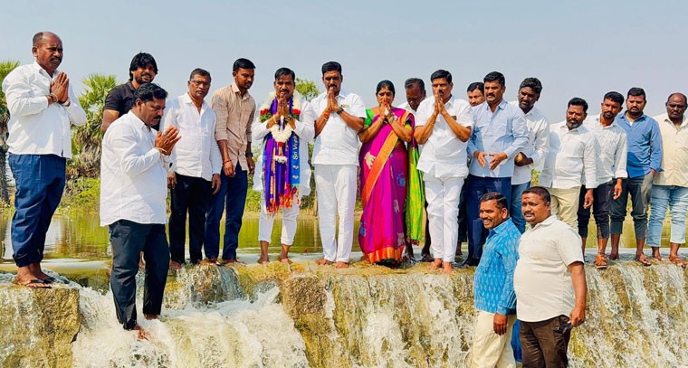  గోదావరి జలాలతో నిండి అలుగు పోస్తున్న సందర్భంగా ఎమ్మెల్యే బీర్ల అయిలయ్య  ప్రత్యేక పూజలు