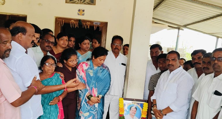 బాధిత కుటుంబాన్ని పరామర్శించిన ప్రభుత్వ విప్,ఆలేరు ఎమ్మెల్యే  బీర్ల అయిలయ్య 