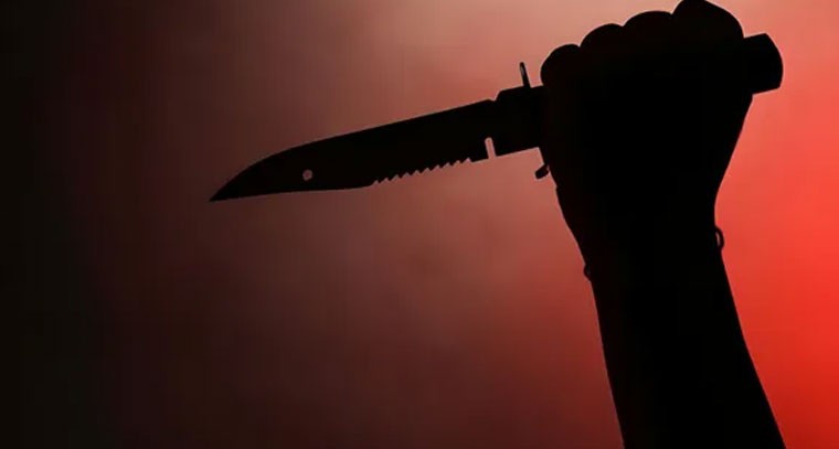 భార్య, ప్రియుడిపై భర్త కత్తితో దాడి