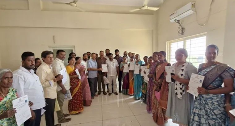 డబల్ బెడ్ రూమ్ ఇండ్ల పట్టాల పంపిణీ