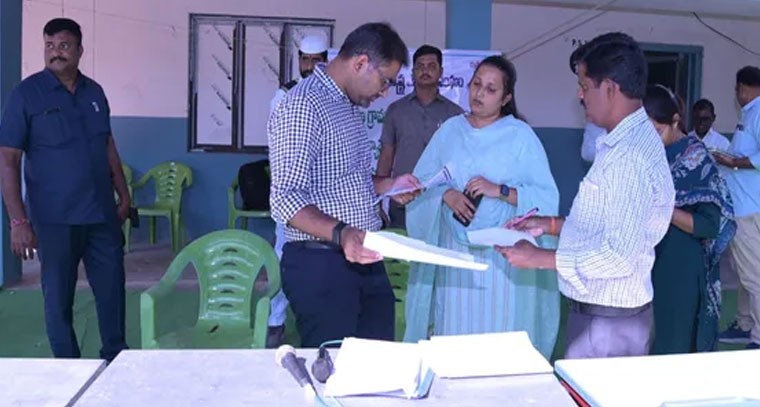 నిబంధనల ప్రకారం ఎన్నికల సిబ్బంది విధులు: కలెక్టర్