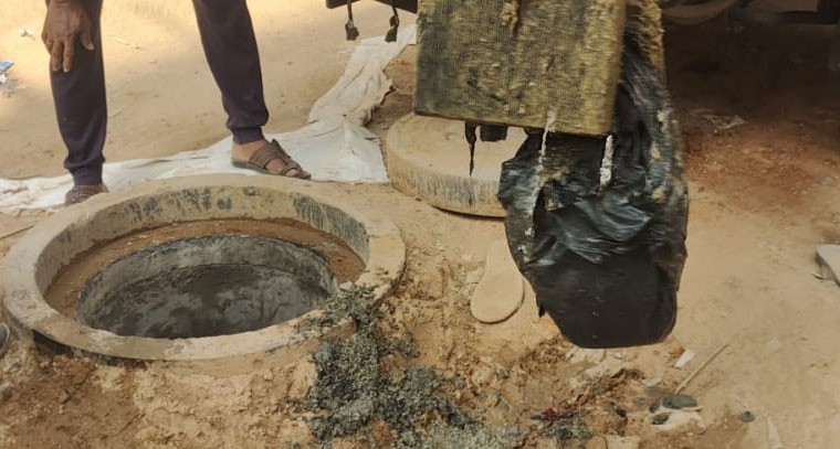 మాన్ హోల్ అంటే.. చెత్త బుట్ట కాదు..!