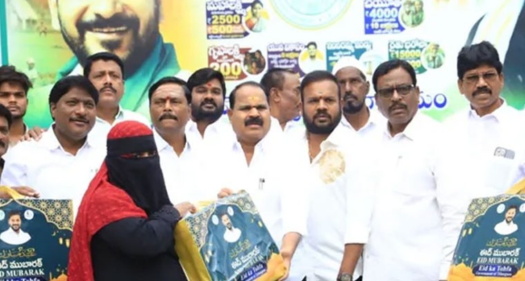 షాద్ నగర్ ముస్లిం సోదరులకు రంజాన్ తోఫా పంపిణీ