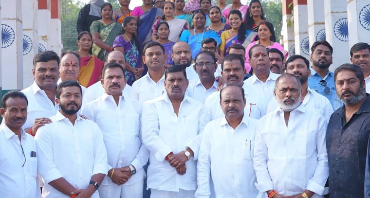 జాతిపిత మహాత్మాగాంధీకి ఘన నివాళులు అర్పించిన బీఆర్ఎస్ నాయకులు మాద్రి పృథ్వీరాజ్