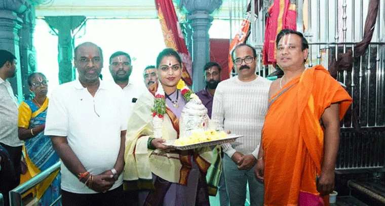 దుబ్బాక ఆలయంలో వైకుంఠ ఏకాదశి: వెండి కిరీటం సమర్పణ