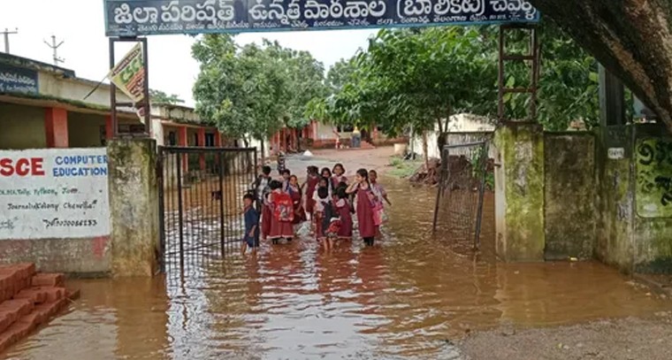 ప్రభుత్వ పాఠశాలకు పూర్వపు విద్యార్థుల చేయూత
