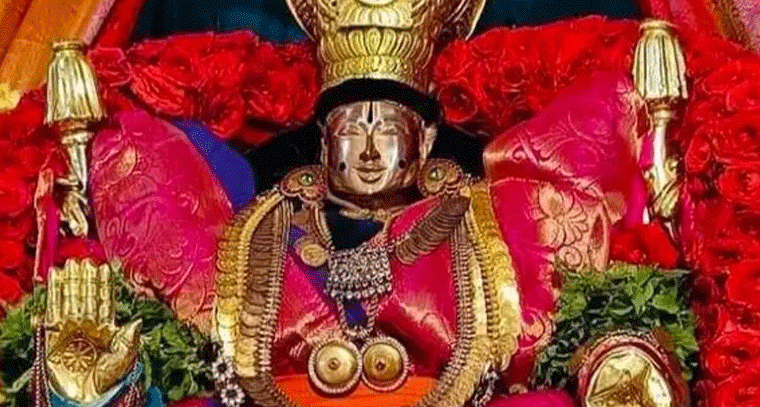 ఆదిలక్ష్మిగా దర్శనమిచ్చిన అమ్మవారు