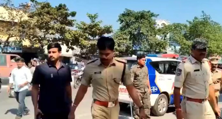 భద్రాచలం ఎన్నికల కేంద్రాలను ఎస్పీ రోహిత్ రాజు తనిఖీ