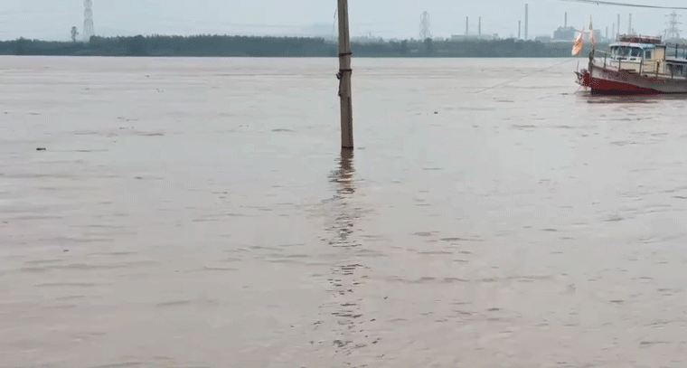 భద్రాచలం వద్ద గోదావరి ప్రవాహం ప్రమాద స్థాయికి పెరుగుతుంది