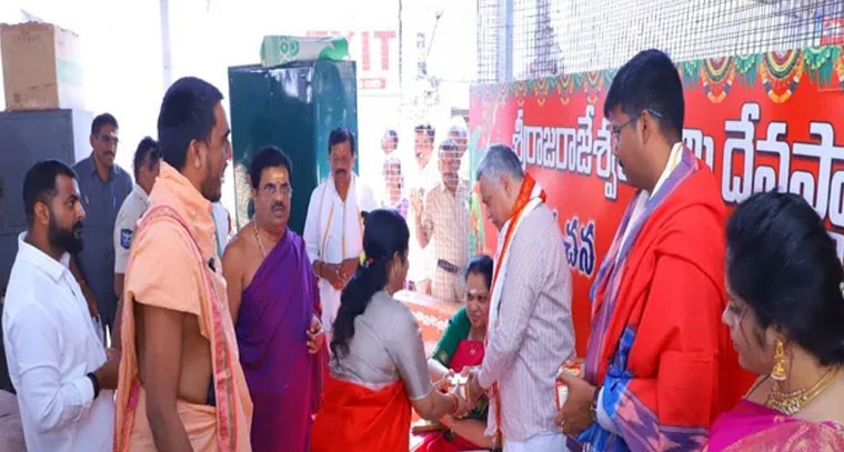 భీమేశ్వర స్వామివారిని కుటుంబ సమేతంగా దర్శించుకున్న ప్రముఖులు