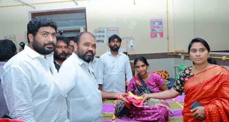 పెండింగ్‌ వేతనాలు వెంటనే చెల్లించాలి