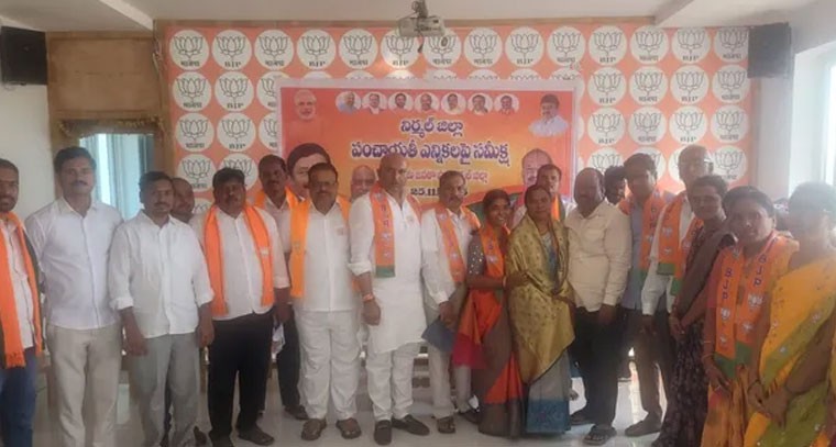 బీజేపీలో చేరిన ఆర్యవైశ్య సంఘం మహిళలు