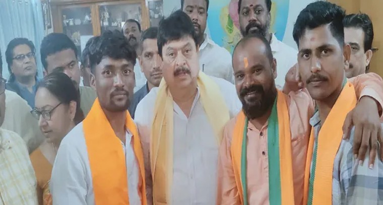 బీజేపీ రాష్ట్ర అధ్యక్షుడిని కలిసిన నవీపేట్ బీజేపీ నాయకులు