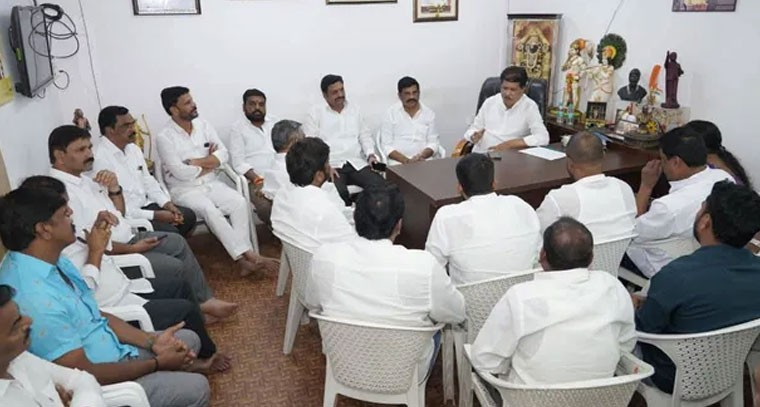 బీఆర్ఎస్ నాయకులు, కార్యకర్తలతో సమీక్ష సమావేశం