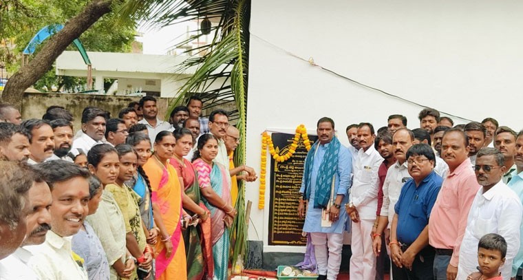 ఇందిరమ్మ నమూనా ఇల్లు గృహప్రవేశం చేసిన ప్రభుత్వ విప్,ఆలేరు ఎమ్మెల్యే  బీర్ల అయిలయ్య 