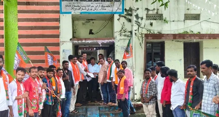 పేదలందరికీ ఇందిరమ్మ ఇళ్లు: బీజేపీ వినతి