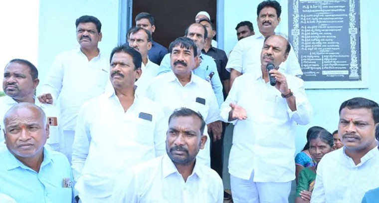  రైతులకు యూరియా పంపిణీ చేయిస్తాం: ఎమ్మెల్యే బండ్ల