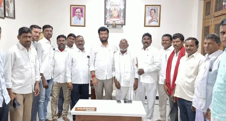 బోథ్ ఎమ్మెల్యే ను కలిసిన వామన్ నగర్ గ్రామస్థులు