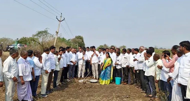 సబ్ స్టేషన్ నిర్మాణానికి భూమిపూజ చేసిన ఎంపీ, ఎమ్మెల్యే