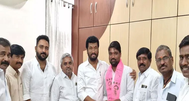 బోథ్ లో బీఆర్ఎస్ లోకి ఉప సర్పంచ్ అజయ్ జాదవ్ చేరిక