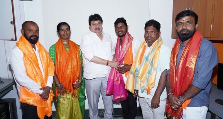 నవీపేట్ గ్రామ సర్పంచులుగా గెలుపొందిన వారికి బీజేపీ రాష్ట్ర అధ్యక్షుల సన్మానం