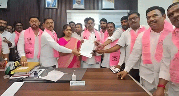 బోడుప్పల్ మున్సిపల్ కమిషనర్ తీరుపై బీఆర్ఎస్ నిరసన