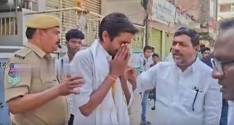 పోలింగ్ కేంద్రం వద్ద కంటతడి పెట్టిన బీజేపీ రెబల్ అభ్యర్థి