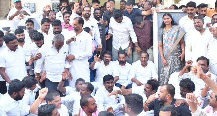 బిఆర్ఎస్ నాయకులపై దాడులను నిరసిస్తూ ధర్నా