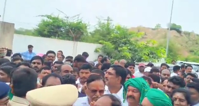 కన్నెపల్లి పంపు హౌజ్ వద్ద బీఆర్ఎస్ శ్రేణుల ఆందోళన