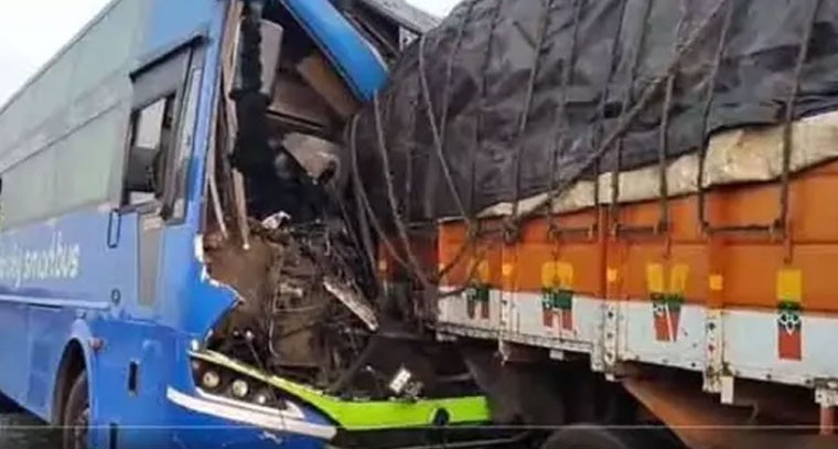  ఘోర ప్రమాదం.. బస్సు తుక్కు తుక్కు