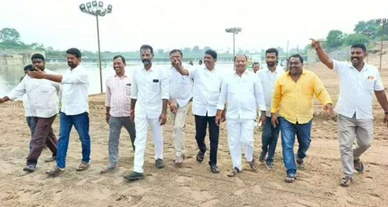 సద్దుల బతుకమ్మ ఏర్పాట్లు పరిశీలిస్తున్న నేతలు