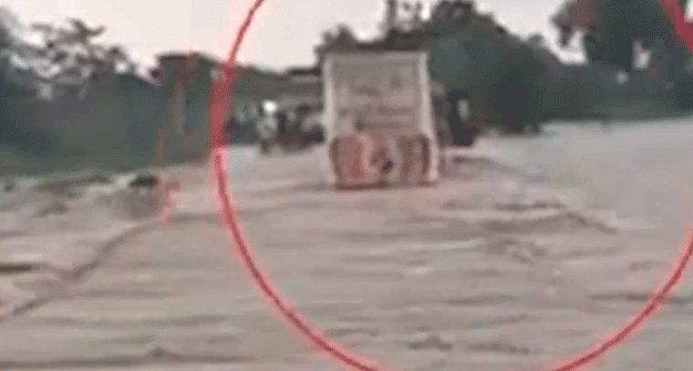 నంద్యాల జిల్లాలో వరదలో చిక్కుకున్న బస్సు
