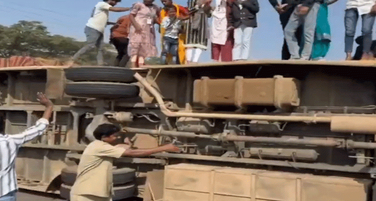 శంషాబాద్ లో స్కూల్ బస్సు బోల్తా.. పలువురికి గాయాలు