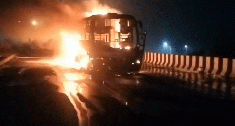 హైవే పై ప్రైవేట్ బస్సుకు ఘోర అగ్ని ప్రమాదం