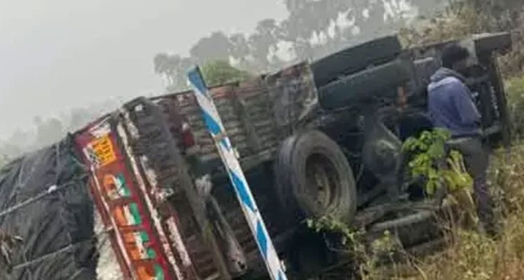 చిల్లాపురం వద్ద పత్తి లోడుతో వెళ్తున్న డీసీఎం బోల్తా