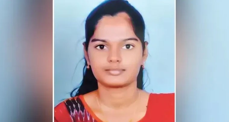 21 ఏళ్లకే సర్పంచ్ పదవి దక్కించుకున్న యువతి