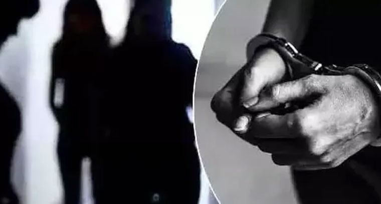 వ్యభిచార గృహంపై పోలీసుల దాడి