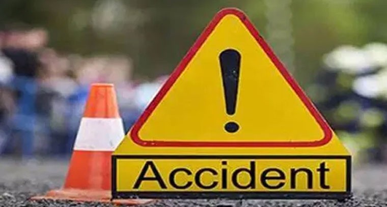 ఇంటి గోడను ఢీ కొని ఇద్దరు యువకులు మృతి