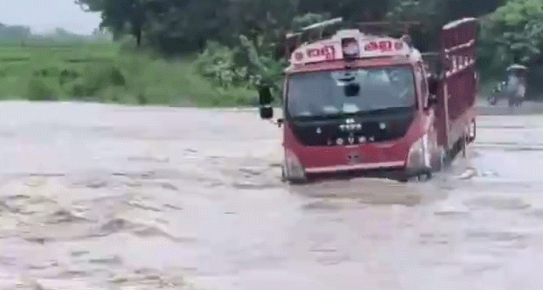 వాగులో కొట్టుకుపోయిన డీసీఎం.. డ్రైవర్ గల్లంతు