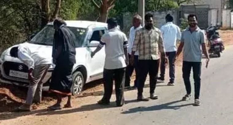  అదుపు తప్పి రోడ్డు పక్కకు దూసుకెళ్లిన కారు