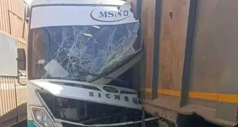  హైవేపై టిప్పర్‌ను ఢీకొన్న బస్సు