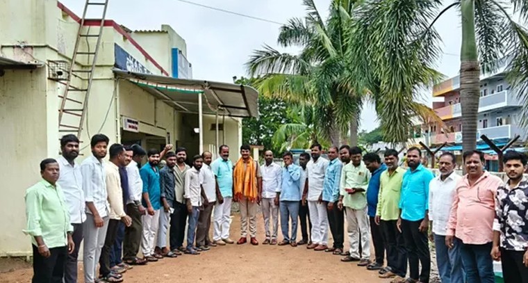 నూతన ఎస్సైని కలిసిన నాయకులు