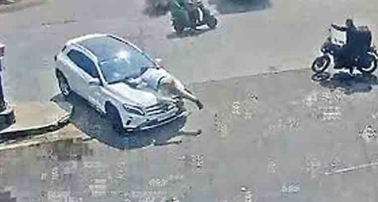 గచ్చిబౌలిలో మద్యం మత్తులో యువకుడు కారు భీభత్సము 
