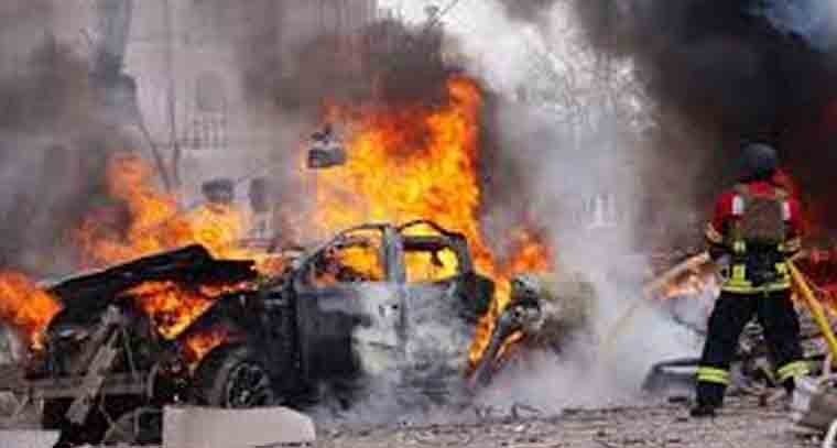 అదుపుతప్పి కార్ బోల్తా, చెలరేగిన మంటలతో దగ్ధం 