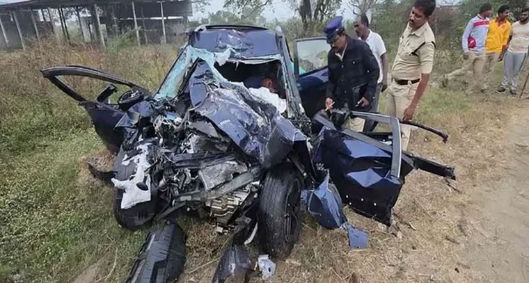 కారును ఢీకొన్న లారీ.. ఇద్దరు మృతి, ముగ్గురి పరిస్థితి విషమం