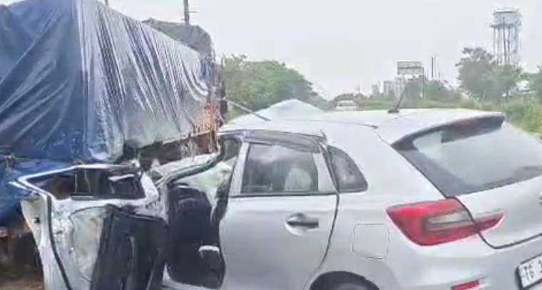  ఆగి ఉన్న లారీని ఢీకొట్టిన కారు