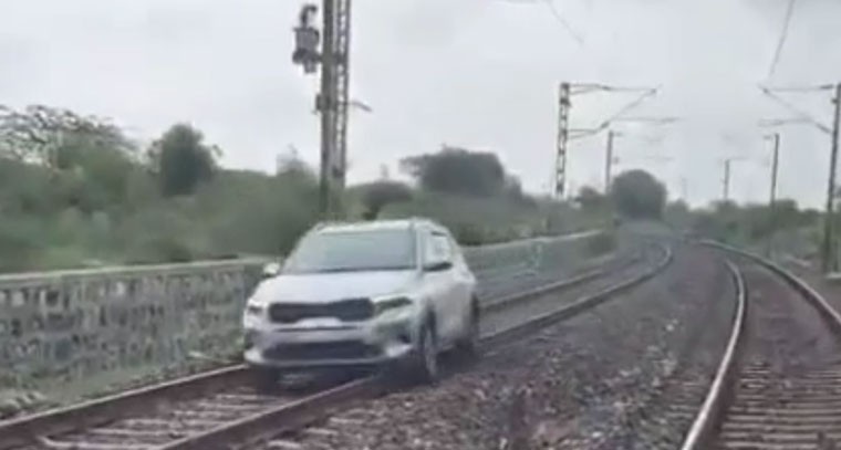 రైల్వే ట్రాక్‌పై కారుతో యువతి హల్‌చల్ 