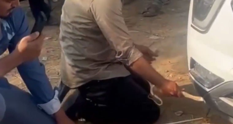 కారు ఇంజిన్‌లోకి దూరిన నాగుపాము