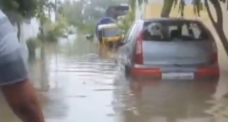 భారీ వర్షానికి జలమయమైన వరంగల్ నగరం